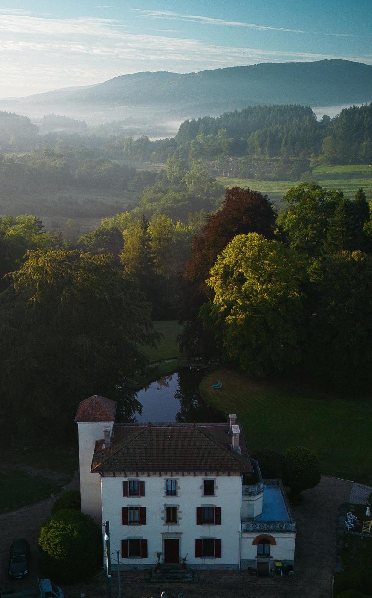 Domaine De Marchal - Chambres Et Table D'Hotes Celles-Sur-Durolle エクステリア 写真