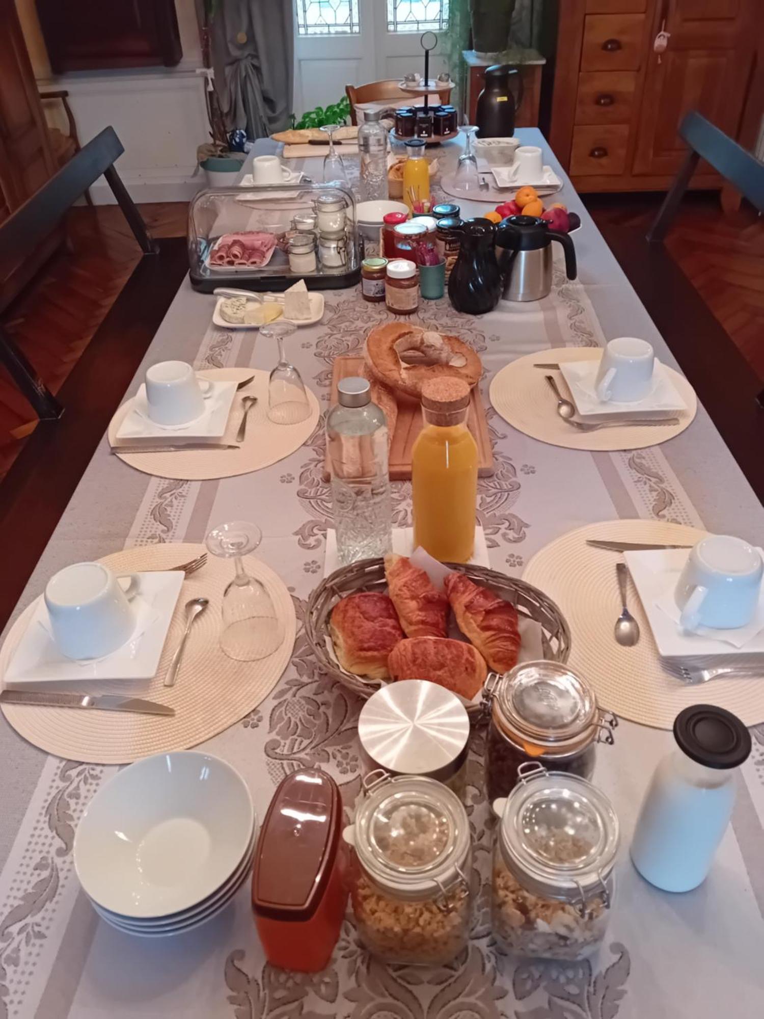 Domaine De Marchal - Chambres Et Table D'Hotes Celles-Sur-Durolle エクステリア 写真
